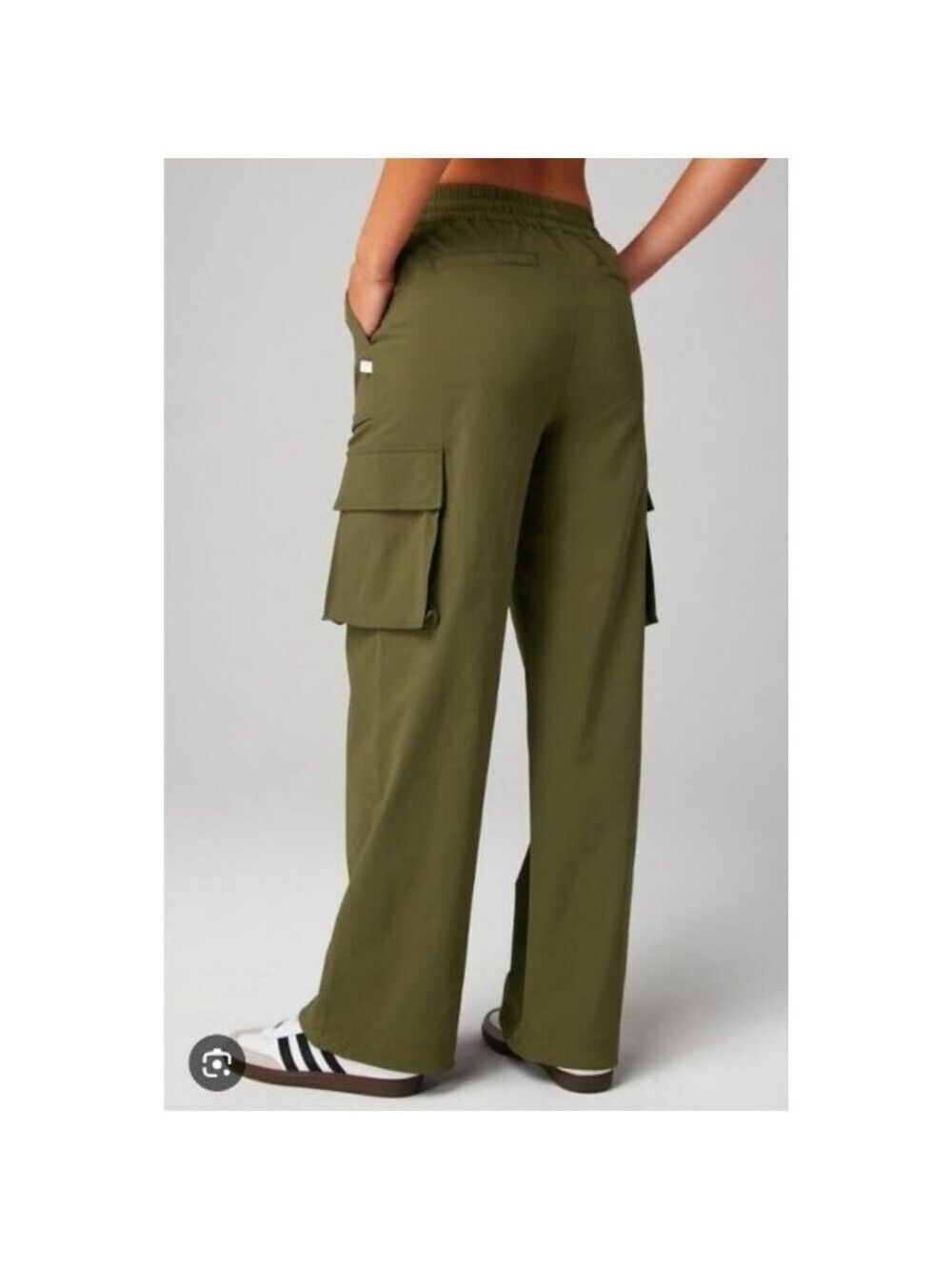 Women's Fabletics Olive Green Wide Leg Heights Cargo Pants Size L - Picture 1 of 11
